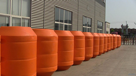 聚氨酯浮球 用Q2600D聚氨酯發(fā)泡機填充澆注(圖1) 聚氨酯浮球