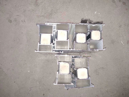 鋁合金門窗保溫填充聚氨酯 噴涂發(fā)泡機(圖1) 鋁合金門窗保溫填充聚氨酯