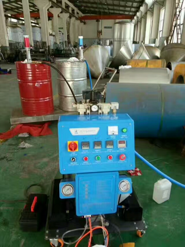 Q2600水箱保溫澆注大城縣聚氨酯發(fā)泡機(jī)施工現(xiàn)場(chǎng)